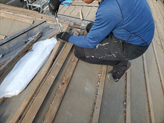 瓦屋根の屋根葺き替え工事にて瓦桟を撤去