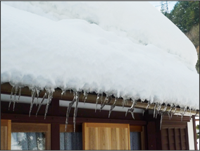 屋根に雪が積もっている写真