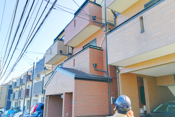 立ち並ぶ3階建ての狭小地住宅