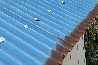 物置小屋の屋根に使われていたトタンに錆が発生