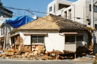 地震の影響によって崩れてしまった土葺き屋根