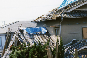地震の影響によって崩れてしまった土葺き屋根