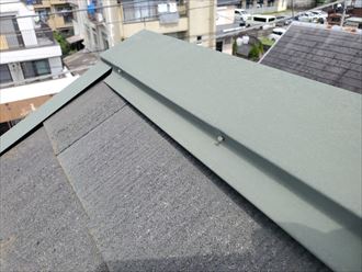 松戸新田で行ったスレート屋根調査で飛散や雨漏りに繋がる棟板金の釘の浮き