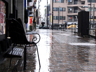 雨の日の街角