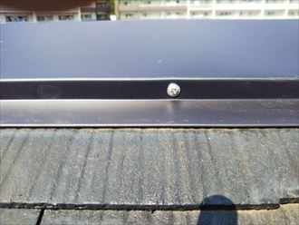 4117浦安市弁天_棟板金交換工事 浦安市弁天で行った棟板金交換工事で棟板金を留めるビスはステンレス製のSUSビスを使用します
