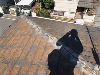 大谷さま_190319_0023習志野市花咲_棟板金交換工事 船橋市花咲で行った化粧スレート屋根の棟板金交換工事で既存の棟板金を撤去しました
