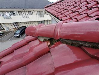 20190718_145343流山市向小金_瓦屋根調査 流山市向小金で行った瓦屋根調査で瓦がズレているので周囲の瓦を割る危険性や雨漏りに繋がります