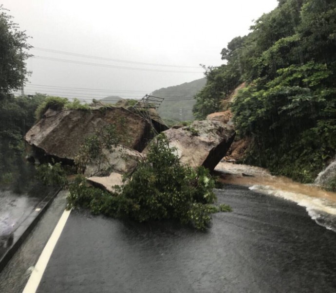 豪雨による土砂崩れ