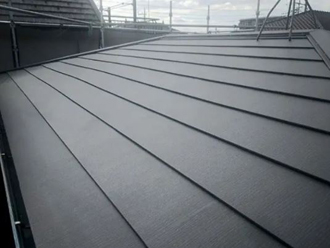 軽量な金属屋根材の屋根