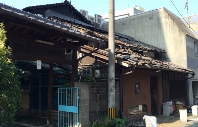 地震で倒壊した瓦屋根