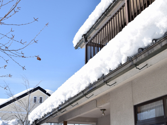 屋根に積もった雪