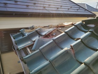 市川市奉免町で行った瓦屋根の台風15号被害調査で隅棟の崩れ