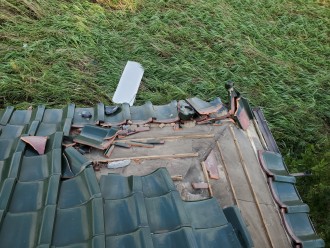 市川市奉免町で行った瓦屋根の台風15号被害調査で平瓦の飛散や隅棟の崩れ