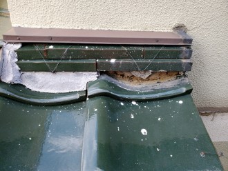 市川市奉免町で行った台風15号被害に遭った瓦屋根調査で土居のしの漆喰の剥がれ