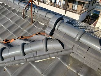 瓦屋根の鬼瓦や棟の継目の漆喰の剥がれ