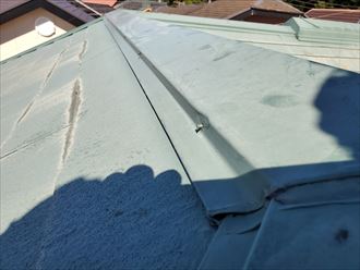 流山市平和台で行ったスレート屋根の調査で棟板金の釘浮きを発見