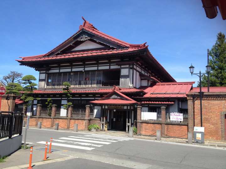 豪華な入母屋屋根