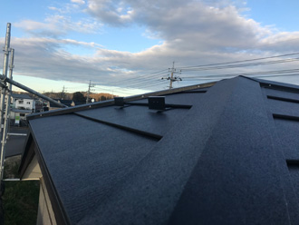 スレートの半切妻屋根に屋根カバー工法