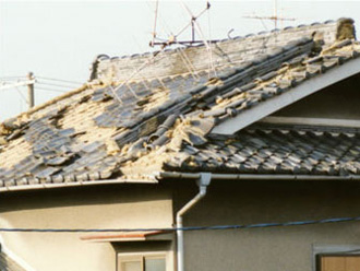 地震で瓦がずれてしまった