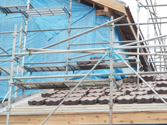 ブルーシートを使った応急処置 屋根の養生で必要な4つのポイント