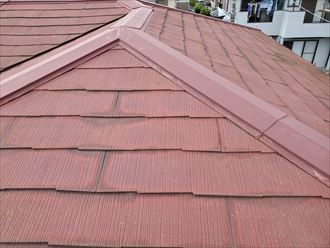 鎌ケ谷市丸山で行ったスレート屋根調査で塗装が劣化し色褪せています