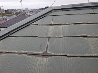 防水性の低下により雨水を含んだスレート屋根
