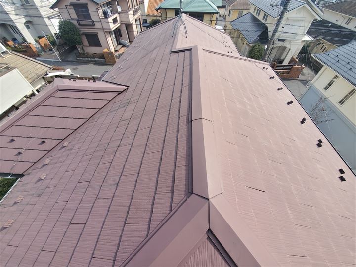 スレート屋根の調査で塗膜の剥がれにより屋根が色褪せています