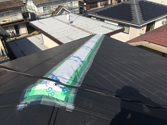 墨棟の棟板金が飛散