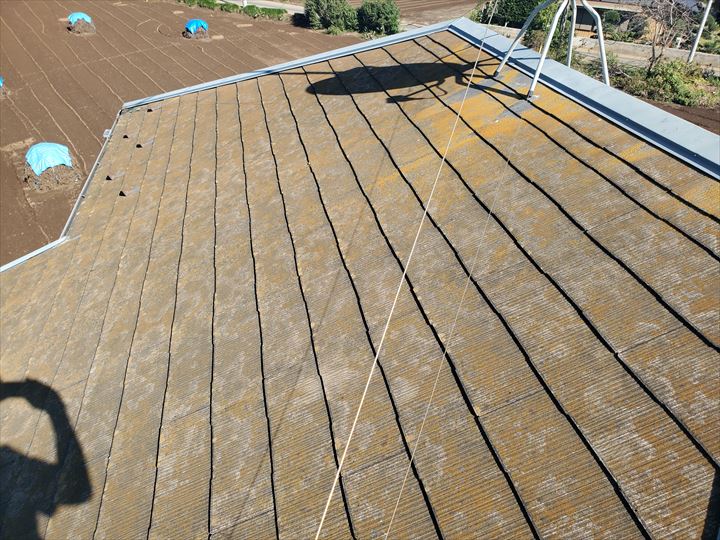 スレート屋根の屋根塗装が劣化し防水性が低下