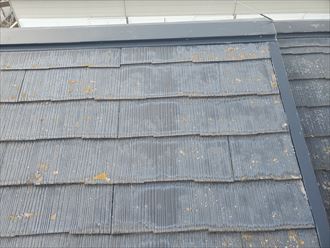 柏市増尾にて防水性が低下して色褪せているスレート屋根