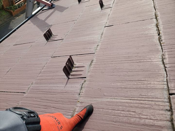 船橋市夏見にて行ったスレート屋根調査でスレートのひび割れを発見