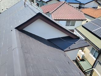 八千代市八千代台西にて棟板金が浮いたスレート屋根調査