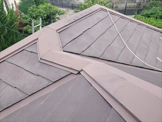 鎌ケ谷市東初富にてコロニアル屋根調査を行い屋根全体にひび割れを発見