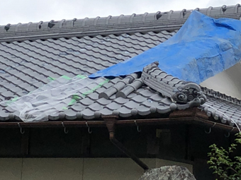 台風で屋根が被災してしまった場合ブルーシートを被せましょう