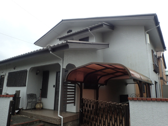 令和元年房総半島台風の影響で波型スレート瓦の屋根が被災してしまった邸宅