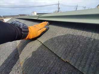 鎌ケ谷市南初富で行ったスレート屋根調査で棟板金の浮きを発見