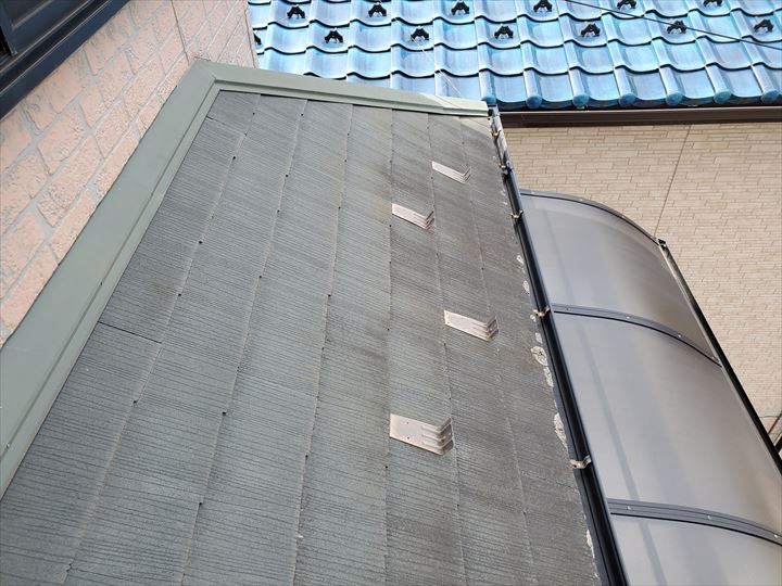 鎌ケ谷市南初富で屋根に苔が生えているスレート屋根調査