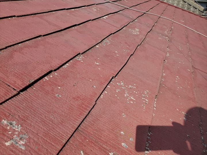 スレート屋根の塗膜が剥がれ素地が露出しているので耐久性の低下に繋がります