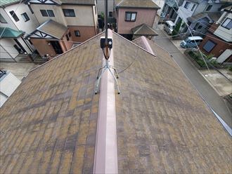 習志野市藤崎にて防水性が低下したスレート屋根の調査の様子
