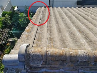 千葉市美浜区にて袖瓦がずれたセメント瓦屋根の調査の様子