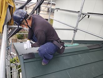 屋根葺き替え工事で棟板金の下地材の貫板を設置