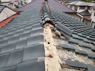 台風15号によって棟が崩壊した瓦屋根