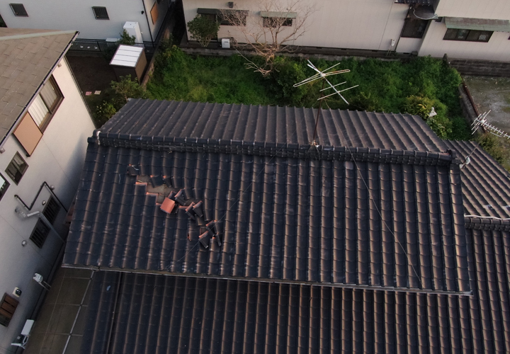 ドローンを飛行させて台風で被災してしまった瓦屋根の点検を行います