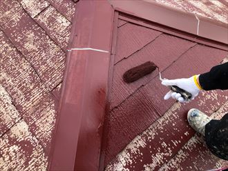 屋根塗装工事で中塗りの様子
