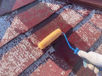 屋根塗装工事で下塗りの様子