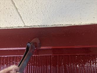 屋根塗装工事で雨押えを刷毛で塗装していきます