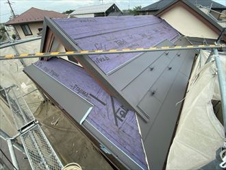 屋根カバー工事でスーパーガルテクトを設置の様子