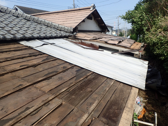 波板が飛散し、下地の野地板も腐食してしまっています