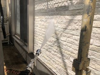 塗装工事における洗浄作業の様子