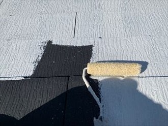 屋根塗装の下塗りの様子